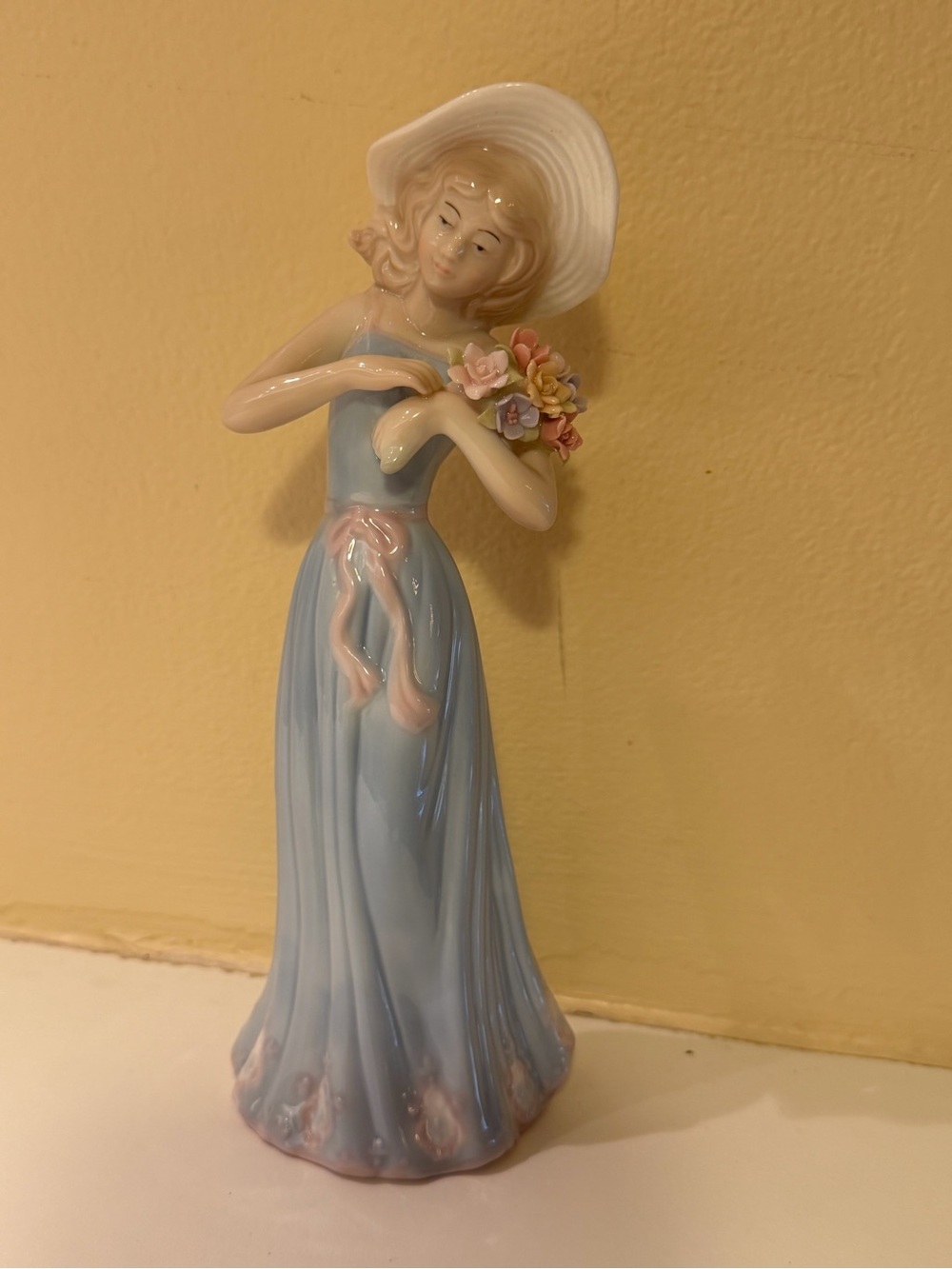 Vintage 1998 Gifts by the House of Lloyd Figurine